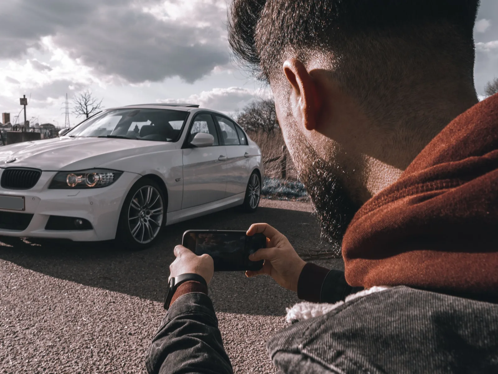 Voiture propre photographiée au smartphone pour l’annonce